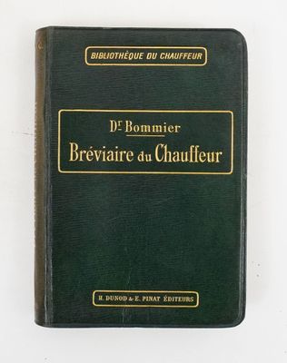 la couverture d'un livre vert posé sur une surface blanche