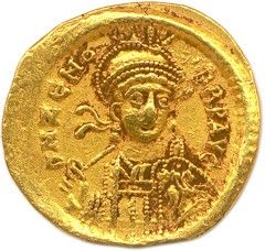 une pièce d'or à l'effigie d'un homme portant une coiffe