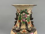 un vase avec l'image d'un homme et d'une femme dessus