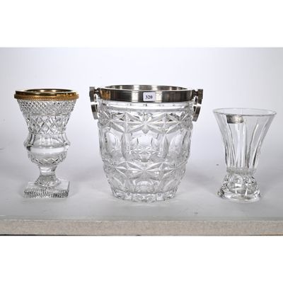 trois vases en verre et un vase en argent posés sur une table