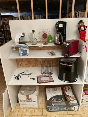 une étagère sur laquelle se trouvent une cafetière et d'autres objets