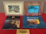trois livres posés sur une table recouverte d'une nappe rouge et d'une nappe rouge