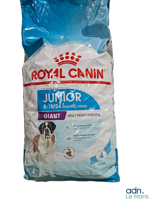 un sac de croquettes Royal Canin Junior sur fond blanc