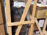 beaucoup de cartons qui traînent par terre dans le magasin