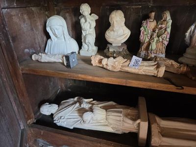 de nombreuses statues de Jésus et d'autres figures religieuses posées sur une étagère