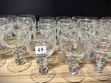 un grand nombre de verres à vin vides posés sur une table