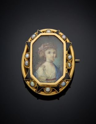 un portrait ancien représentant une femme parée de perles, dans un cadre en or