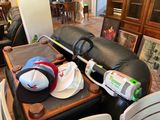 une valise sur laquelle sont posés une casquette de baseball et une batte de baseball