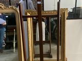 un chevalet en bois surmonté d'un miroir, dans une pièce
