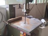 a picture of a machine that is sitting in a room