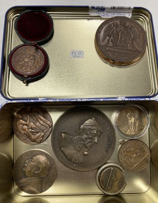 une boîte en métal contenant des pièces de monnaie, posée sur une table