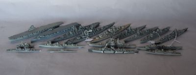 beaucoup de petits bateaux miniatures posés sur une table