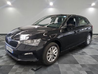 la photo d'une voiture noire garée dans un garage