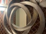 un miroir et des toilettes dans une pièce équipée de bibliothèques