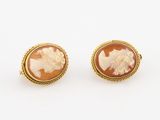 une paire de boucles d'oreilles en camée sculpté