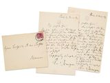 un ensemble de vieilles lettres et d'enveloppes posées sur une surface blanche
