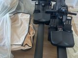 une paire de skis posée par terre