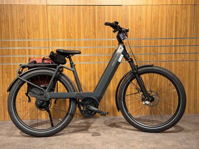 une photo d'un vélo garé devant un mur en bois