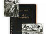 une photo en noir et blanc de deux livres sur fond blanc