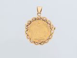 un pendentif en forme de pièce d'or sur lequel est représenté un homme