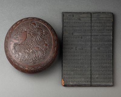 une petite boîte et une autre petite boîte posées sur une table