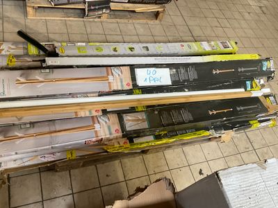 plusieurs skis sont empilés les uns sur les autres par terre