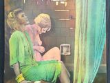 une photo d'une femme assise sur un banc à côté de toilettes