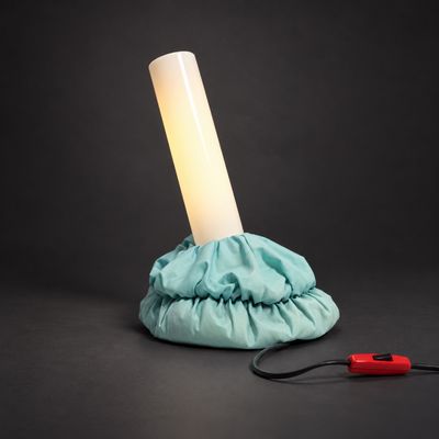 une photo d'une lampe posée sur une table