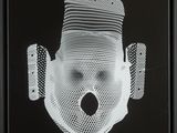 photographie en noir et blanc du visage d'un homme portant un chapeau à mailles