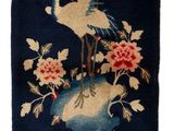 une image représentant un tapis bleu orné d'oiseaux et de fleurs