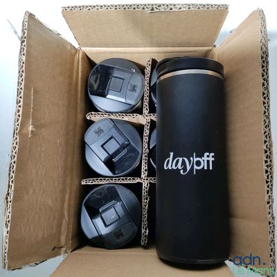 une boîte en carton contenant plusieurs objets différents