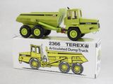 un petit camion-benne vert posé sur une boîte