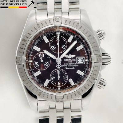 gros plan d'une montre sur une surface blanche