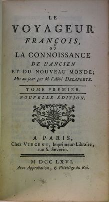 un vieux livre écrit posé sur une table