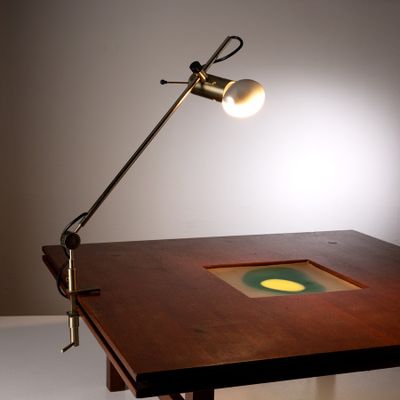 une lampe posée sur une table sur laquelle se trouve une photo