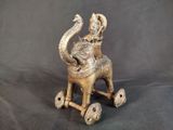 figurine en laiton représentant une femme à cheval, avec un oiseau sur le dos de l'animal