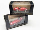 deux boîtes contenant chacune une maquette de voiture de course rouge