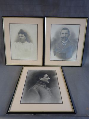 Trois encadrements contenant des photographies, dim.