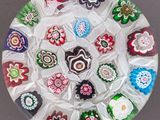 une plaque de verre sur laquelle sont disposées de nombreuses perles de verre colorées
