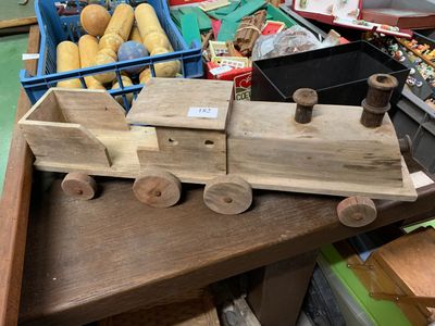 * Train en réduction en bois