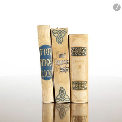 trois livres superposés sur une table
