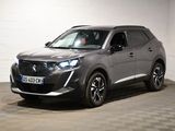 une photo d'un SUV gris garé dans un garage