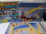 deux boîtes de legos posées sur une table