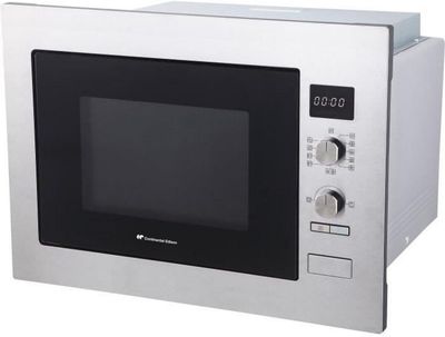 four à micro-ondes argenté avec commandes électroniques sur fond blanc