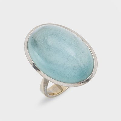 Gros plan sur une bague contenant une pierre bleue