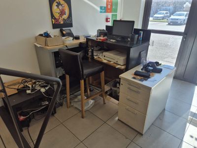une photo d'une pièce avec un bureau et deux ordinateurs