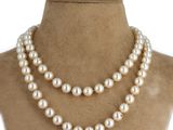 gros plan d'un collier sur un mannequin mannequin