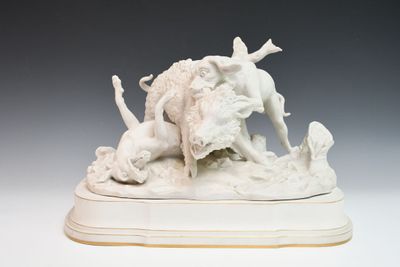 une statue blanche représentant un homme et un chien, posée sur une table