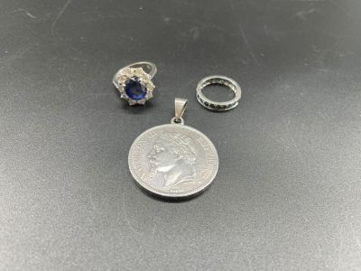 Bague en argent ornée d'une pierre bleue dans un entpourage …