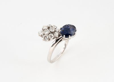 gros plan d'une bague en diamant et saphir sur fond blanc